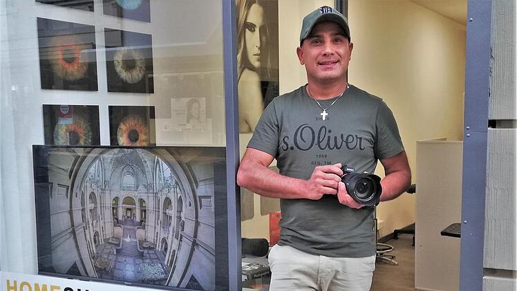 Fotograf Reza Shadab (48) vor seinem neuen  Fotostudio in der Ludwigstraße 14.