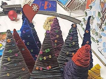 Nach der Geschichte wurden kleine Woll-Weihnachtsb&auml;umchen gebastelt und verziert.