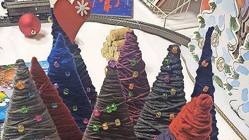 Nach der Geschichte wurden kleine Woll-Weihnachtsb&auml;umchen gebastelt und verziert.
