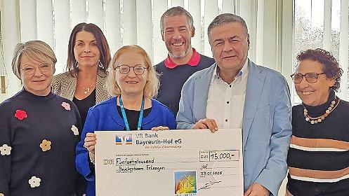 Die symbolische Scheck&uuml;bergabe fand in M&uuml;nchberg statt (v.&nbsp;l.): Ursula Schneider, Sandra Witt (Kinderpalliativzentrum und Br&uuml;ckenteam Uniklinikum Erlangen), Chara Gravou-Apostolatou, Torsten Stelzer (Gesch&auml;ftsf&uuml;hrung Amal-Stiftung), Marwan Khoury ...