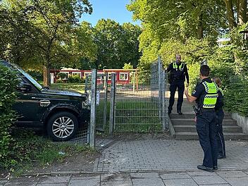 Mehrere Kinder vor Schule in Hamburg von Auto erfasst