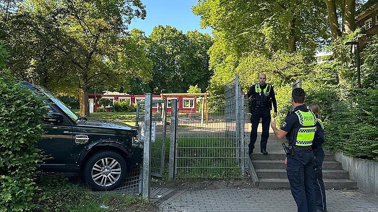 Mehrere Kinder vor Schule in Hamburg von Auto erfasst