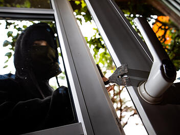 Einbruch Mann bricht ein Einbrecher