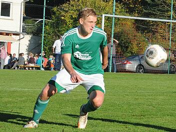 Voll auf das Spielgerät konzentriert: Simon Hergenröder vom SV Riedenberg.  Foto: Hopf