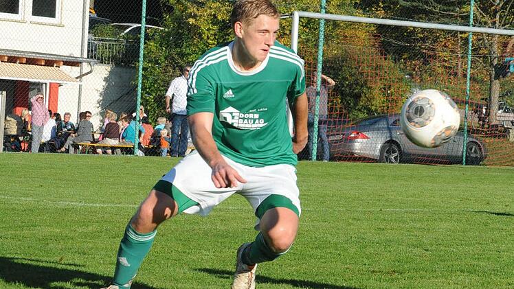 Voll auf das Spielgerät konzentriert: Simon Hergenröder vom SV Riedenberg.  Foto: Hopf