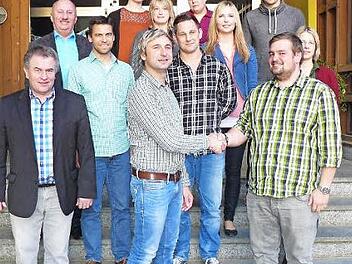 Der scheidende Vorsitzende der Jungen Union Presseck, Christian Ruppert (vorne, Bildmitte) gratuliert seinem Nachfolger Matthias Sesselmann (rechts) zur Wahl. Mit im Bild Bürgermeister Siegfried Beyer, die beiden Kreisvorsitzenden sowie die Mitglieder des neuen Führungsteams. Foto: Klaus-Peter Wulf