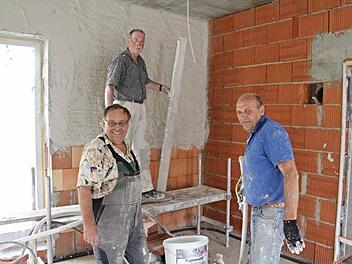 Frohen Mutes sind die "Putzer", auch wenn an Körper und Kleidung "gezeichnet", Winfried Kremer und Jürgen Fromm (vorne von links), sowie hinten Rüdiger Herrlein.  Foto: Helmut Will