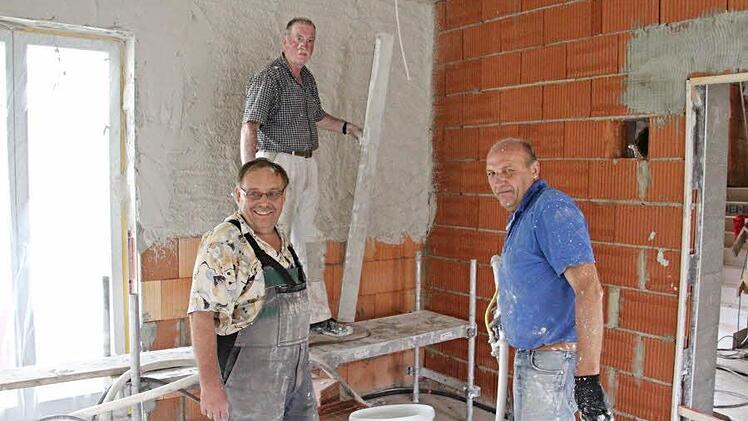 Frohen Mutes sind die "Putzer", auch wenn an Körper und Kleidung "gezeichnet", Winfried Kremer und Jürgen Fromm (vorne von links), sowie hinten Rüdiger Herrlein.  Foto: Helmut Will