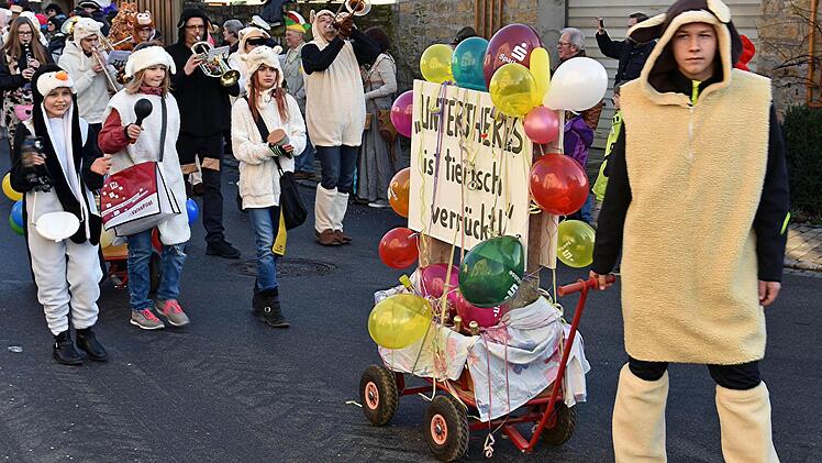 Untertheres präsentierte sich als ein "tierisch verrückter Haufen, wo alle Vereine zusammenlaufen". Mit dabei: der Schützenverein Hubertus, die Sportvereinigung und der Musikverein. Foto: Ulrike Langer