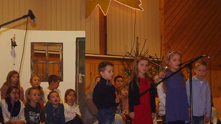 Die Jungen und Mädchen der Kita St. Laurentius Neufang erfreuten mit einem weihnachtlichen Bühnenprogramm. Foto: Heike Schülein