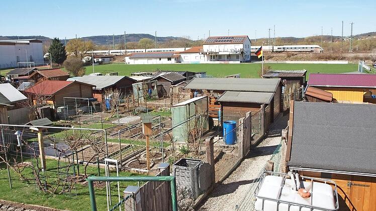 Eine Kleingartenanlage des Unterbezirks Lichtenfels der Bahnlandwirtschaft grenzt direkt an die Sportanlage des ESV Lichtenfels in Seubelsdorf. Foto: Alfred Thieret