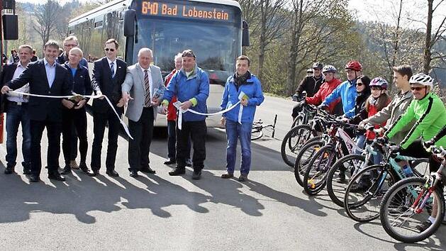 Bei der offiziellen Inbetriebnahme wurde auf dem Gro&szlig;parkplatz bei Nordhalben ein Kl&ouml;ppelband durchtrennt. Dazu fanden sich auch zahlreiche Radfahrer ein.  Foto: Michael Wunder