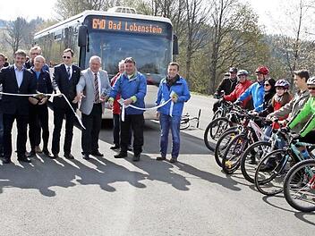 Bei der offiziellen Inbetriebnahme wurde auf dem Großparkplatz bei Nordhalben ein Klöppelband durchtrennt. Dazu fanden sich auch zahlreiche Radfahrer ein.  Foto: Michael Wunder