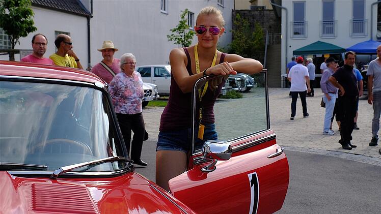 Stolz auf den schicken Jaguar E-Type mit zwölf Zylindern können Paul und Maria Dietrich sein. Sie erreichten den zweiten Platz.  Fotos: Gerd Schaar