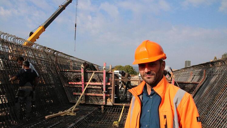 Jede Woche werden 25 Meter Autobahn-Brücke betoniert und übers Tal neben dem Klöffelsberg geschoben. Foto: Ralf Ruppert