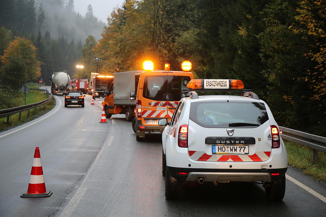 Schwarzenbach: Lkw reißt sich Dieseltank auf