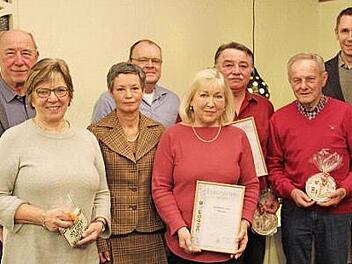 Unser Bild zeigt (von links) Günter und Helene Heinkelmann, zweite Vorsitzende Sabine Hacker, Vorsitzenden Rainer Harz, Heidemarie Lenz, Gerhard Hermannsdörfer, Gerd Sell und Bürgermeister Martin Bernreuther. Foto: Katharina Müller-Sanke