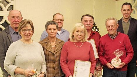 Unser Bild zeigt (von links) Günter und Helene Heinkelmann, zweite Vorsitzende Sabine Hacker, Vorsitzenden Rainer Harz, Heidemarie Lenz, Gerhard Hermannsdörfer, Gerd Sell und Bürgermeister Martin Bernreuther. Foto: Katharina Müller-Sanke