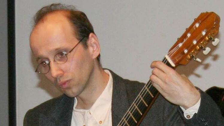 Der Gitarrist Tobias Schick  ist einer der Solisten beim n&auml;chsten Konzert der Reihe "Schr&auml;ge T&ouml;ne" am Samstag, 24. Februar, im Coburger Kulturladen.Foto: Jochen Berger