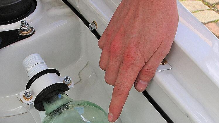 Eine Rum-Flasche dient hier als Behälter für die Scheibenwischer-Flüssigkeit. Dieter Britz