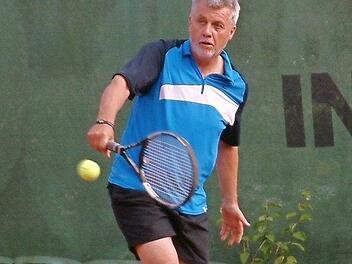 Helmut Horn von den Tennis-Herren 50 des SV Neuses gewann zwar beim FC Altendorf sein Einzel, doch am Ende stand mit der 4:5-Niederlage sein Team mit leeren Händen da.  Foto: Hans Franz