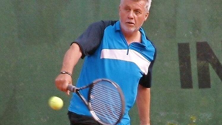 Helmut Horn von den Tennis-Herren 50 des SV Neuses gewann zwar beim FC Altendorf sein Einzel, doch am Ende stand mit der 4:5-Niederlage sein Team mit leeren Händen da.  Foto: Hans Franz