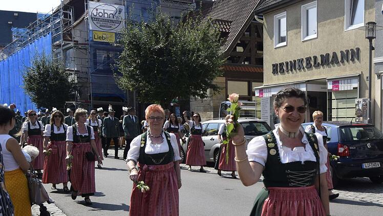 Damenleiterin Manuela Brandmeier und ihren Schützenschwestern winkten mit Rosen den Besuchern zu. Foto: Andreas Welz