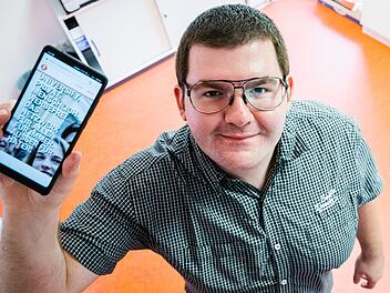 Die Seite ist online: Nun hofft der Mitwitzer Programmierer Tobias Mesch, dass sein soziales Netzerk Universify von den Nutzern auch angenommen und als Alternative zu Facebook gesehen wird. Foto: Marian Hamacher