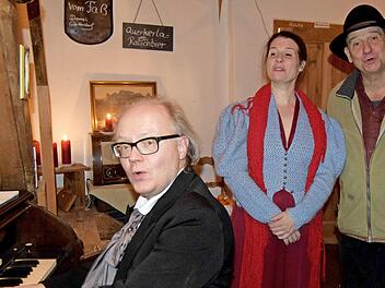 Weihnachtliche Musik aus der Fuchsenmühle servierten (von links): Ulrich Pakusch, Denise Felsecker und Bernhard Stengele.  Foto: Andreas Welz