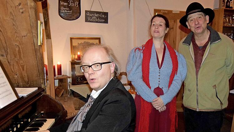 Weihnachtliche Musik aus der Fuchsenmühle servierten (von links): Ulrich Pakusch, Denise Felsecker und Bernhard Stengele.  Foto: Andreas Welz