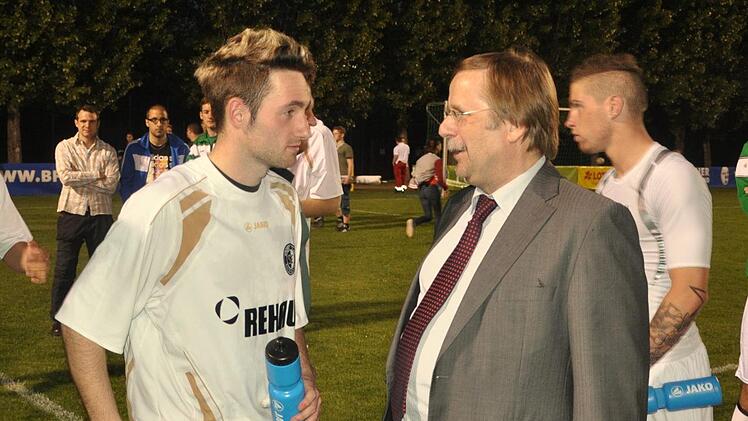 BFV-Pr&auml;sident Rainer Koch spendet dem Kleingeseer (links) nach dem verlorenen Finale Trost. Foto: Leo H&uuml;hnlein