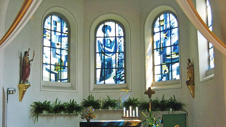 Auch der Chorraum der St. Marien-Kirche erstrahlt im festlichen Glanz.  Fotos: Willibald Jungkunz