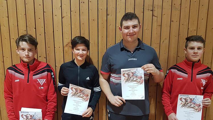 Die vier besten Jungen der AK 18. Von links: Simon Fritz  (TSV Ebersdorf), Florian Wasner (TT Rugendorf), Jonas Stelzer (TV Konradsreuth) und Cedric Fröba (TSV Ebersdorf). Foto: Hans Franz