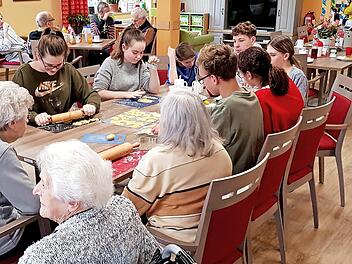 Mit Aktionen wie Backen im Altenheim suchen die Realschüler immer wieder Kontakt zu anderen Einrichtungen - auch das ist Zivilcourage.  Foto: gg