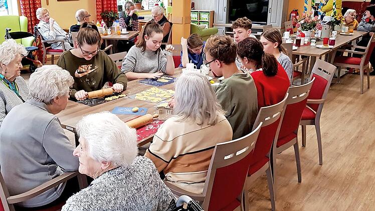 Mit Aktionen wie Backen im Altenheim suchen die Realschüler immer wieder Kontakt zu anderen Einrichtungen - auch das ist Zivilcourage.  Foto: gg