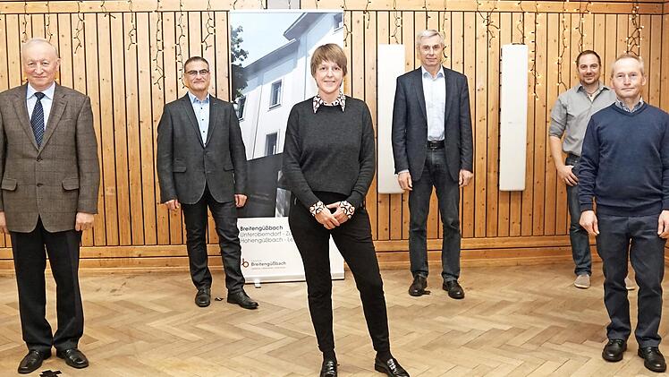 Bürgermeisterin Sigrid Reinfelder (Dritte v. l.) mit den ausgeschiedenen Gemeinderäte Ottmar Geuß, Rainer Klehr, Hubert Dorsch, Leonhard Wagner und Gerhard Fleischmann (v. l./es fehlt Bernhard Pfister).  Foto: J. Michel
