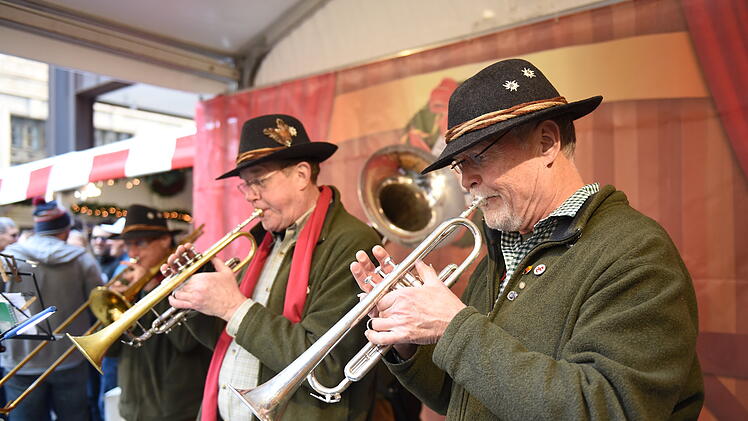 Kuriose US-Christkindlesmarkt-Kopie sorgt für Begeisterung - mit Nürnberger Bratwurst und Glühwein