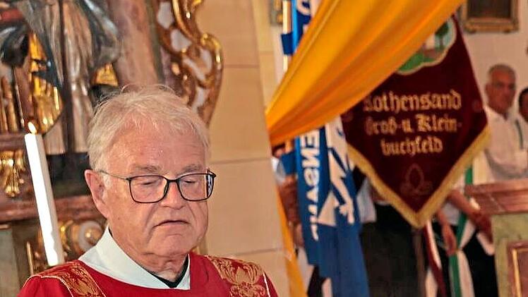Valentin Lunz (r.) bringt das Ewige Licht zur&uuml;ck in die Pfarrkirche, Diakon Anton May hilft dabei.