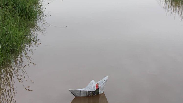 Was auf den ersten Blick wirkt wie eine Gracht in den Niederlanden, ist ein Feldweg im Baunachgrund bei Ebern, der neuerdings für die Papierschifffahrt freigegeben wurde.