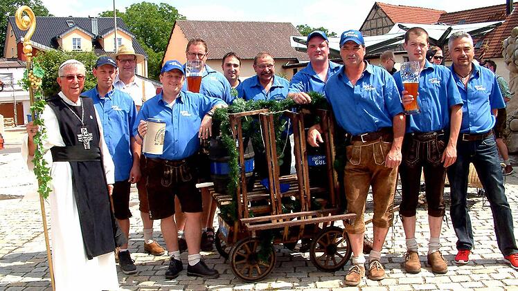 Der Festzug zum Altmain-Weinfestplatz wurde angeführt von (vorne) den Weinprinzessinnen Kristina Reinhart (Donnersdorf), Isabel Bergmann (Sand), Abtdegen Richard Schlegelmilch und Weinprinzessin Karina Pfister (Oberschwarzach) sowie (2. Reihe von links) Arthur Steinmann (Weinbau-Präsident Franken), Wolfgang Brühl (SPD-Kreisvorsitzender), Bürgermeister Bernhard Ruß, Landrat Rudolf Handwerker und Roland Mahr, Leiter des Weinfest-Organisationskomitees.