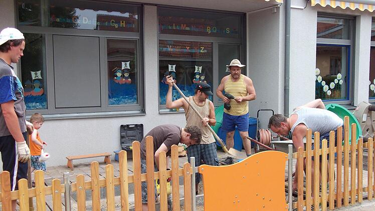 Die fleißigen Helfer bei der Arbeit.