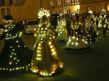 Attraktion in der Nacht: Die mit Tausenden von Lämpchen besetzten Kostüme von Vandalume leuchteten bei der Parade vom Schlossplatz zur Veste. Foto: Barbara Herbst