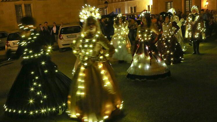 Attraktion in der Nacht: Die mit Tausenden von Lämpchen besetzten Kostüme von Vandalume leuchteten bei der Parade vom Schlossplatz zur Veste. Foto: Barbara Herbst