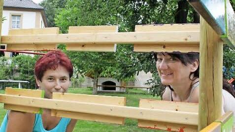 Ihr Dorf muss sich beim Bezirksentscheid nicht verstecken: Manuela Senger (links) und Marion Günther-Lunkenbein von den "Blumen und Gartenfreunde" auf dem Spielplatz in Döringstadt Fotos: Thomas Heuchling