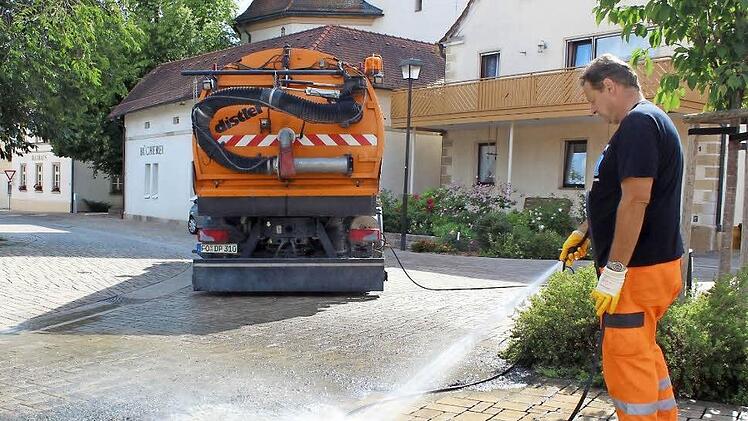 Mit Hochdruck wird in der Kleinen Dorfstraße in Mühlhausen Splitt aus den Fugen gespült, um ihn durch Brechsand - fein gemahlenen Basalt - zu ersetzen.  Foto: Andreas Dorsch