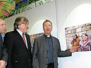 Renovabis-Chef Pater Stefan Dartmann (rechts) erläuterte (von links) Bürgermeister Christian Lange, Michael Kleiner und Professor Gerhard Seitz die Exponate. Foto: Marion Krüger-Hundrup