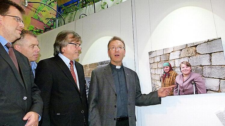 Renovabis-Chef Pater Stefan Dartmann (rechts) erläuterte (von links) Bürgermeister Christian Lange, Michael Kleiner und Professor Gerhard Seitz die Exponate. Foto: Marion Krüger-Hundrup