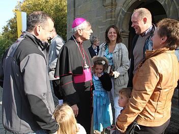 Nach dem Gottesdienst blieb noch Zeit für ein Gespräch mit Erzbischof Ludwig Schick.  Foto: Gerda Völk