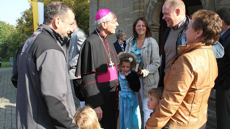Nach dem Gottesdienst blieb noch Zeit für ein Gespräch mit Erzbischof Ludwig Schick.  Foto: Gerda Völk