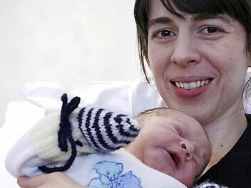 Dreieinhalb Stunden nach der Geburt von Niklas kann Mama Manuela schon wieder lachen. Foto: Josef Hofbauer